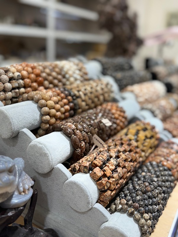 「嚴選老礦晶珠，匠心串連靈性能量」